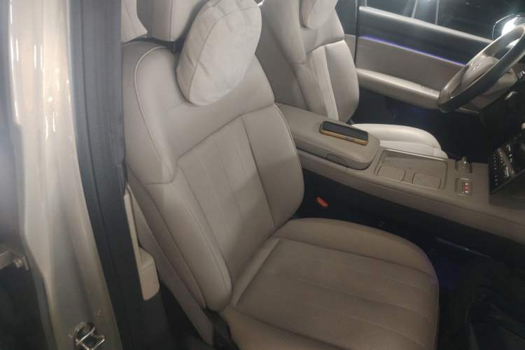 Used Nio ES8 2023 75 kWh Executive Edition Right Front Seat