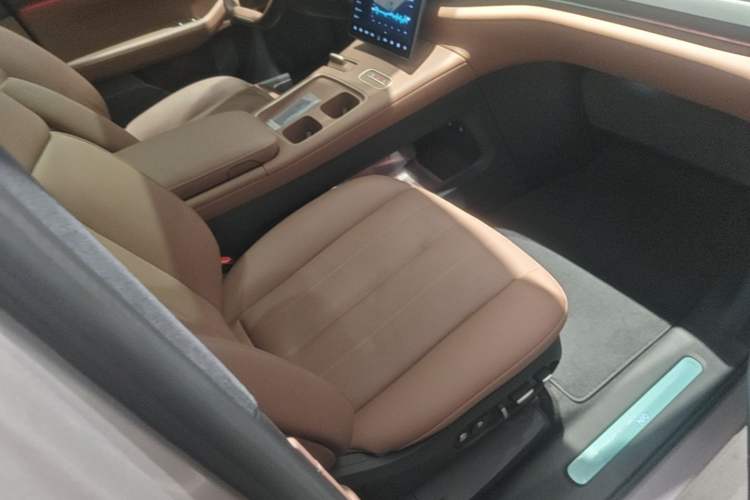 Used Nio ES8 2023 75 kWh Executive Edition Right Front Seat