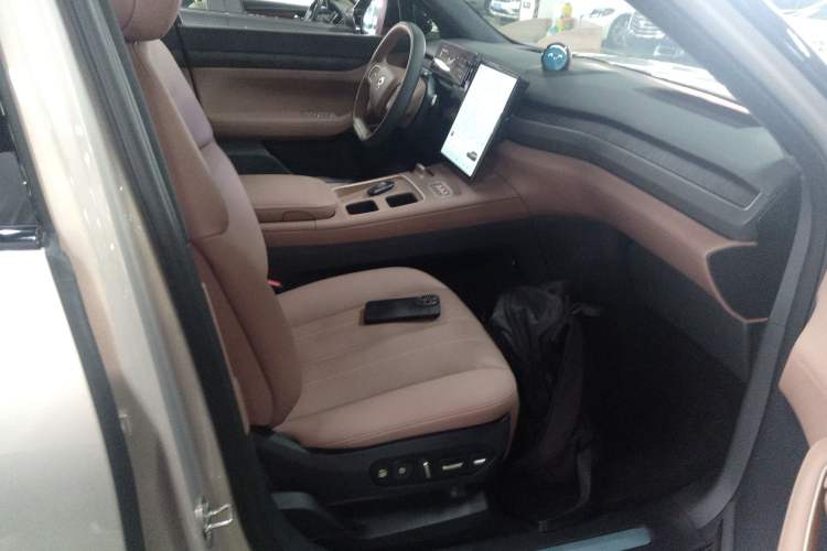 Used Nio ES8 2023 75 kWh Right Front Seat