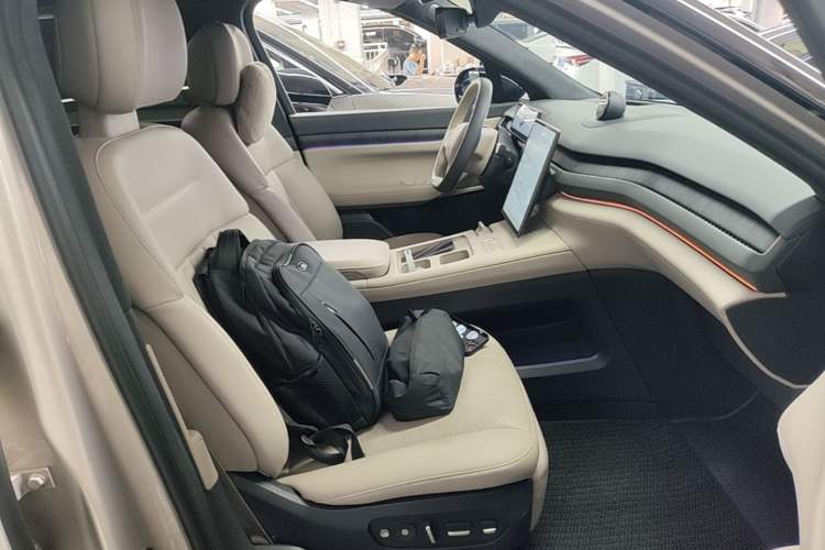 Used Nio ES8 2023 75 kWh Executive Edition Right Front Seat
