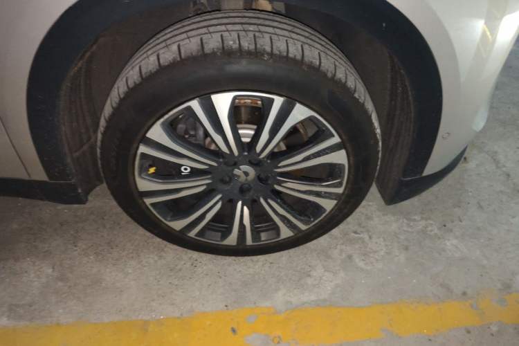 Used Nio ES8 2023 75 kWh Right Front Wheel Hub