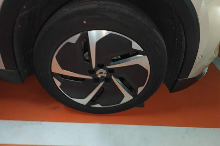 Used Nio ES8 2023 75 kWh Right Front Wheel Hub