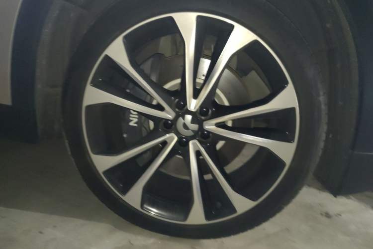 Used Nio ES8 2023 100kWh Signature Edition Right Front Wheel Hub