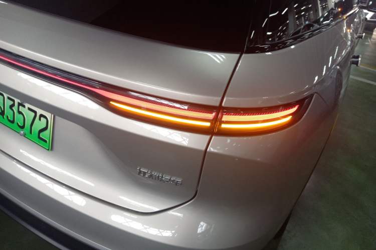 Used Nio ES8 2023 75 kWh Right Rear Taillight