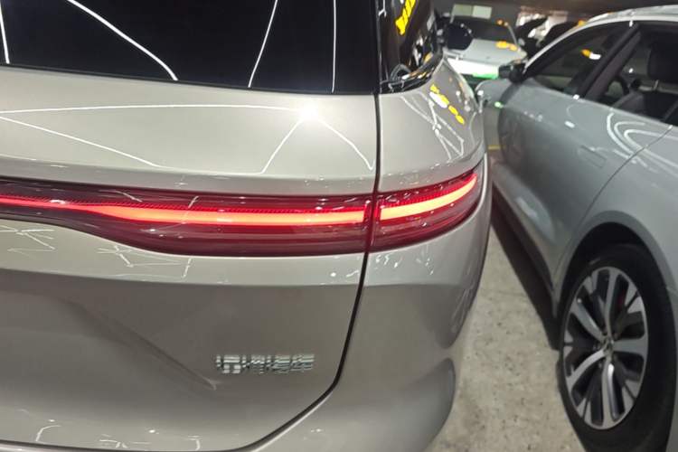 Used Nio ES8 2023 75 kWh Right Rear Taillight