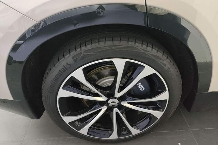 Used Nio ES8 2023 75 kWh Executive Edition Right Rear Wheel Hub