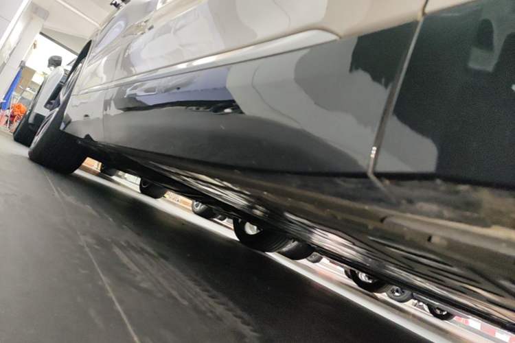 Used Nio ES8 2023 75 kWh Executive Edition Right Side Sill