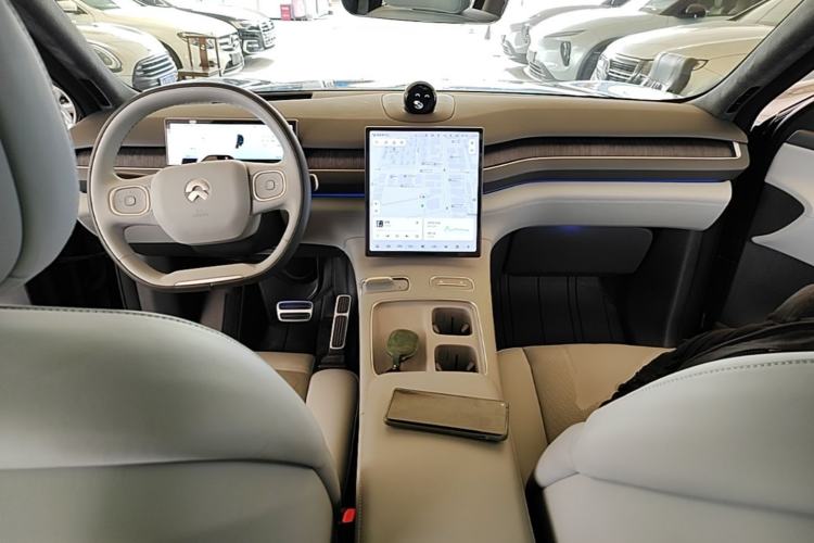 Used Nio ES8 2024 75 kWh Center Console