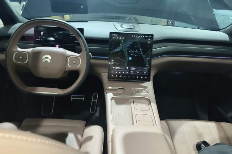 Used Nio ES8 2024 75 kWh Center Console