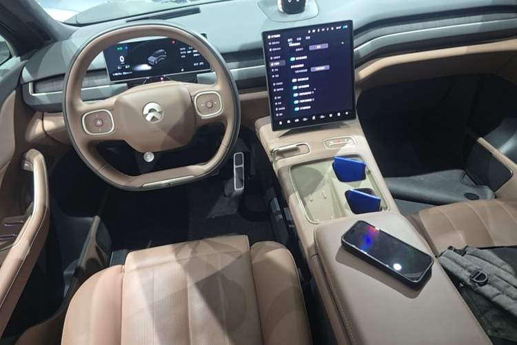 Used Nio ES8 2024 75 kWh Center Console