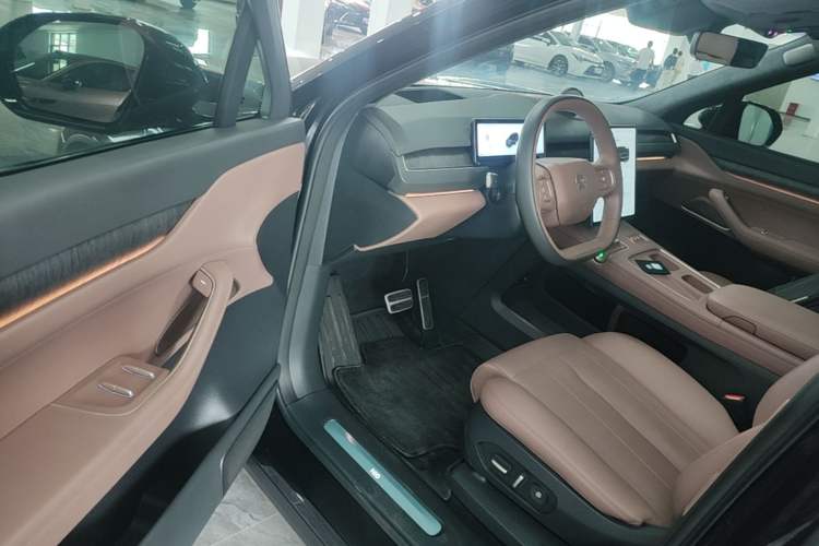 Used Nio ES8 2024 75 kWh Executive Edition Driver Seat