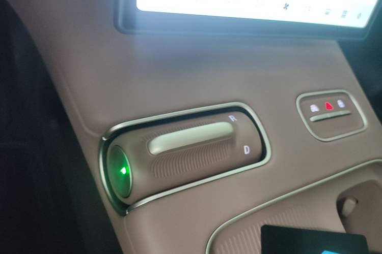 Used Nio ES8 2024 75 kWh Executive Edition Gear Lever