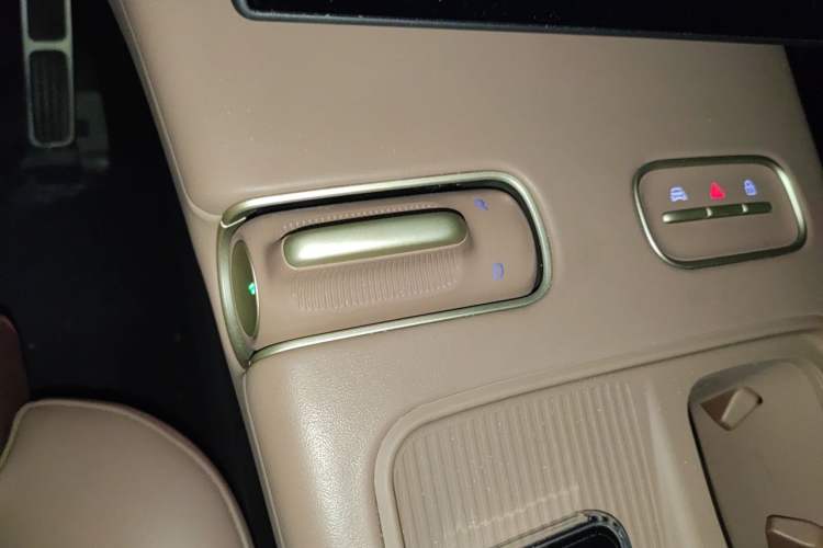 Used Nio ES8 2024 75 kWh Executive Edition Gear Lever