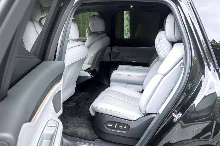 Used Nio ES8 2024 75 kWh Interior 4