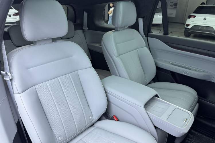 Used Nio ES8 2024 75 kWh Executive Edition Interior 6