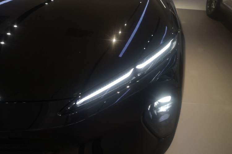 Used Nio ES8 2024 75 kWh Left Front Headlight