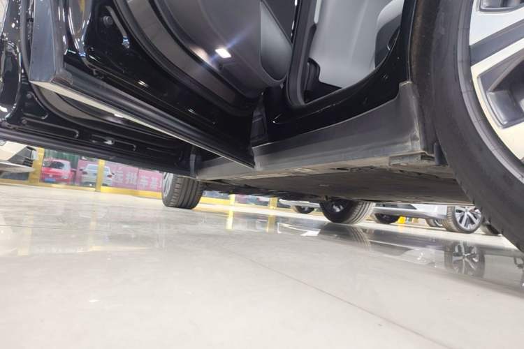 Used Nio ES8 2024 75 kWh Executive Edition Left Side Sill