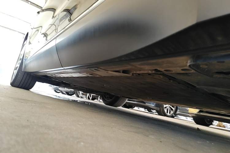 Used Nio ES8 2024 75 kWh Left Side Sill
