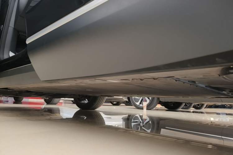 Used Nio ES8 2024 75 kWh Left Side Sill