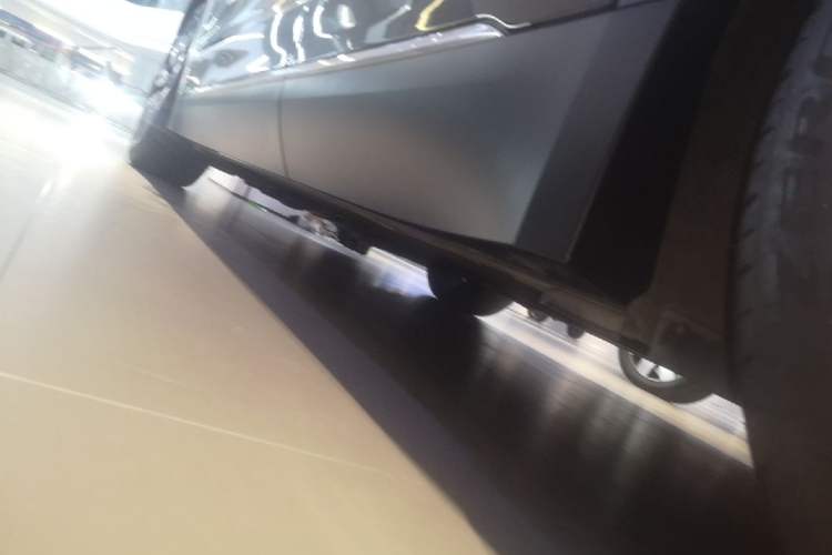 Used Nio ES8 2024 75 kWh Left Side Sill