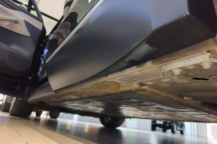 Used Nio ES8 2024 75 kWh Left Side Sill