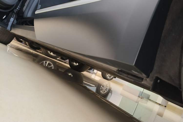 Used Nio ES8 2024 75 kWh Left Side Sill