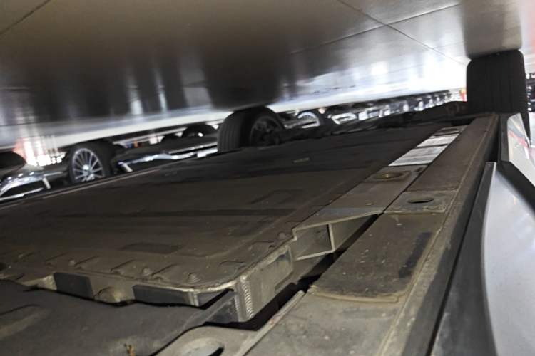 Used Nio ES8 2024 75 kWh Executive Edition Left Side Sill