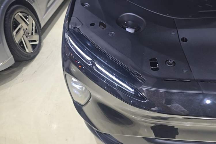 Used Nio ES8 2024 75 kWh Right Front Headlight
