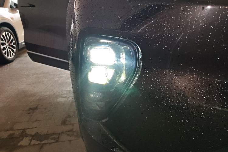Used Nio ES8 2024 75 kWh Right Front Headlight