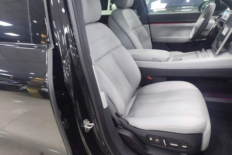 Used Nio ES8 2024 75 kWh Executive Edition Right Front Seat