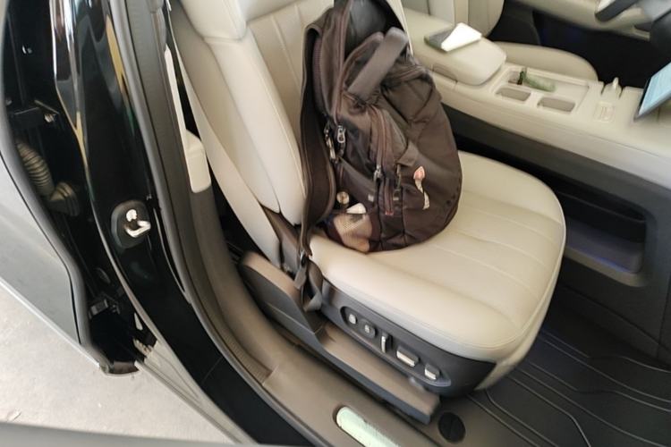 Used Nio ES8 2024 75 kWh Right Front Seat