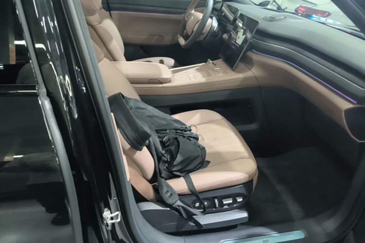 Used Nio ES8 2024 75 kWh Right Front Seat