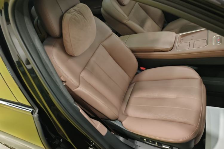 Used Nio ES8 2024 75 kWh Executive Edition Right Front Seat
