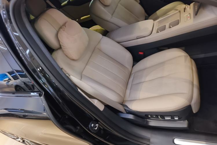 Used Nio ES8 2024 75 kWh Right Front Seat