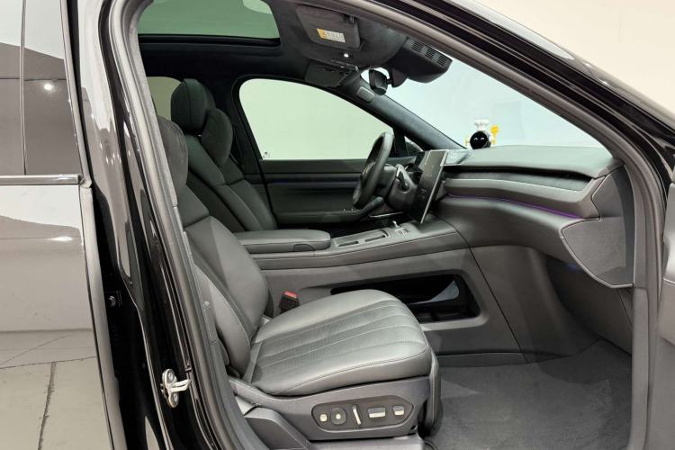Used Nio ES8 2024 75 kWh Executive Edition Right Front Seat