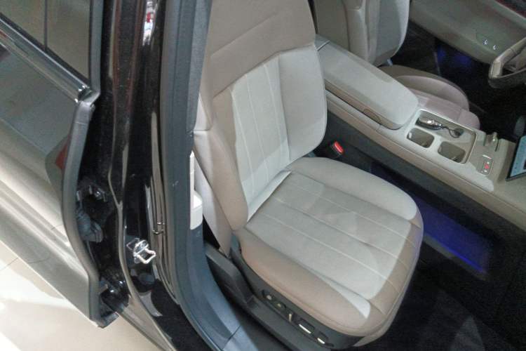 Used Nio ES8 2024 75 kWh Right Front Seat
