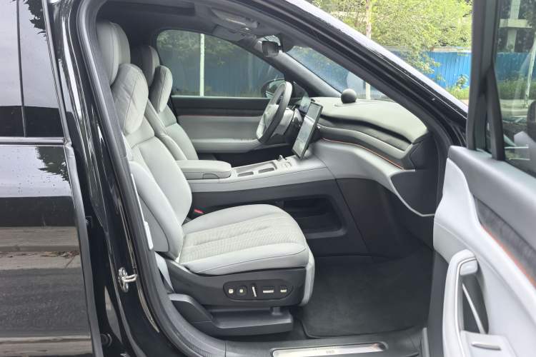Used Nio ES8 2024 75 kWh Right Front Seat