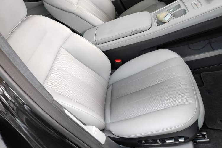 Used Nio ES8 2024 75 kWh Right Front Seat