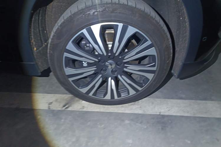 Used Nio ES8 2024 75 kWh Right Front Wheel Hub
