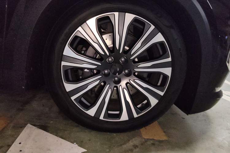 Used Nio ES8 2024 75 kWh Right Front Wheel Hub