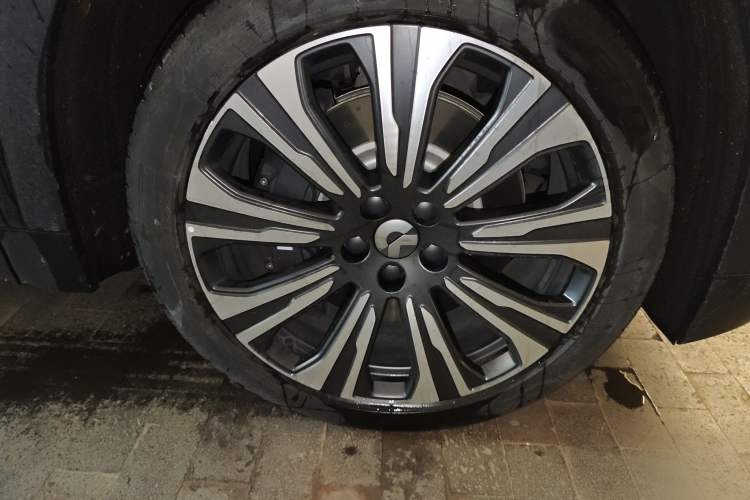 Used Nio ES8 2024 75 kWh Right Front Wheel Hub