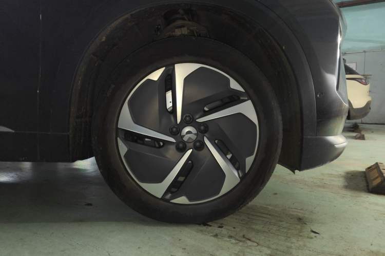 Used Nio ES8 2024 75 kWh Right Front Wheel Hub