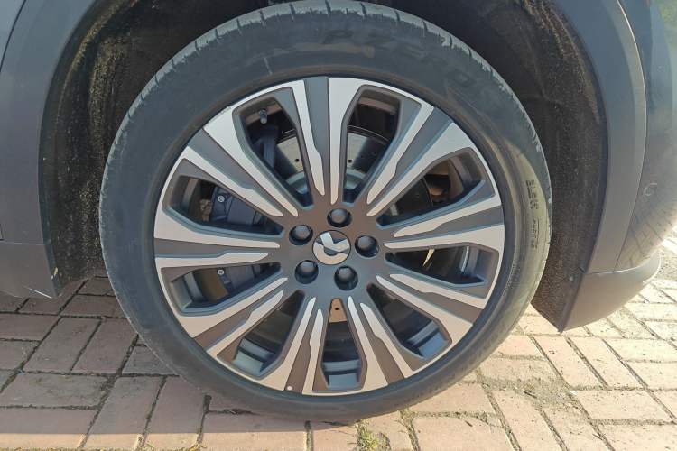 Used Nio ES8 2024 75 kWh Executive Edition Right Front Wheel Hub