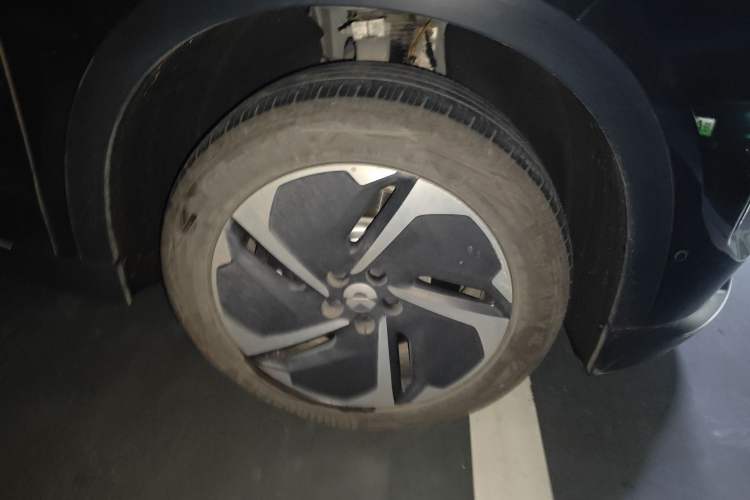 Used Nio ES8 2024 75 kWh Right Front Wheel Hub