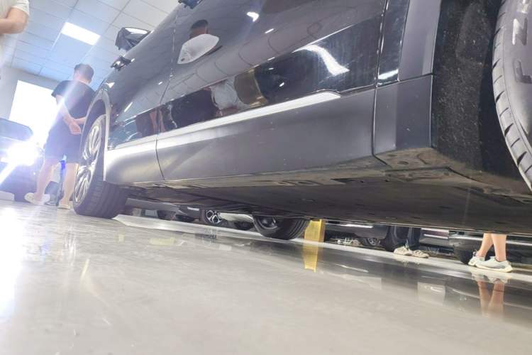 Used Nio ES8 2024 75 kWh Executive Edition Right Side Sill