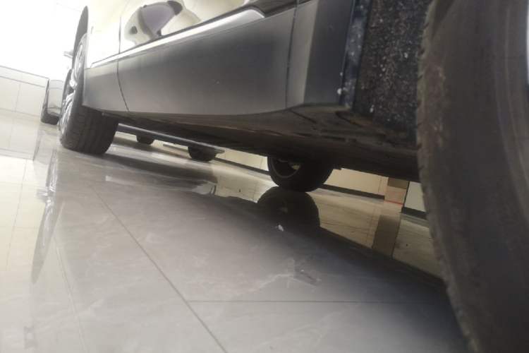 Used Nio ES8 2024 75 kWh Executive Edition Right Side Sill