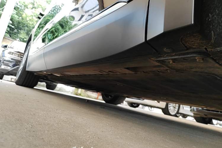 Used Nio ES8 2024 75 kWh Right Side Sill