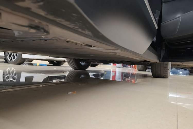 Used Nio ES8 2024 75 kWh Right Side Sill