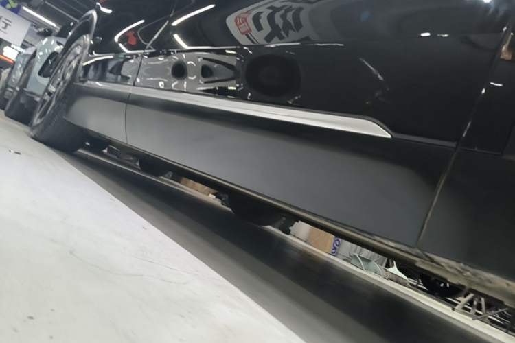 Used Nio ES8 2024 75 kWh Right Side Sill