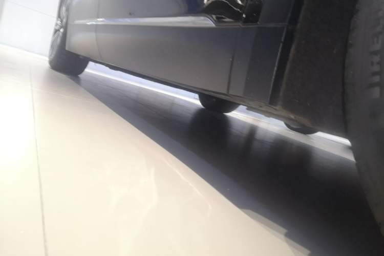 Used Nio ES8 2024 75 kWh Right Side Sill